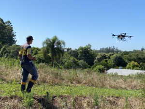 Alex operando o drone pulverizador