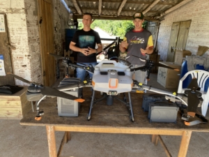 Arnildo e Alex apresentaram o drone pulverizador