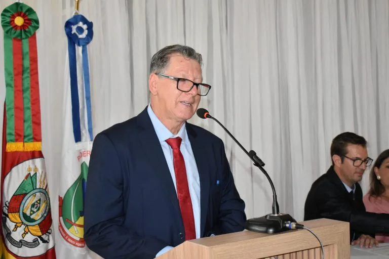 Vereador Evaldir é vaiado durante discurso de posse em Passo do Sobrado