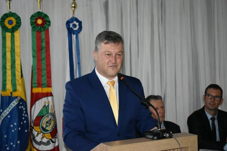 Prefeito Edgar Thiesen destaca união e compromisso em discurso de posse