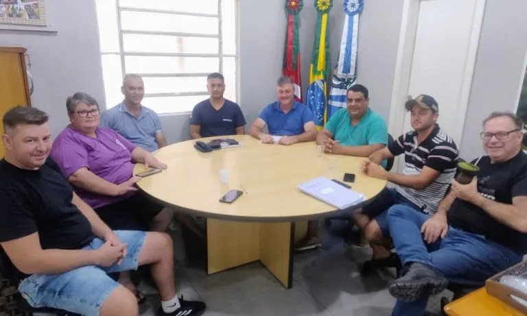 Prefeito reúne lideranças e secretários para debater ações em relação a estiagem