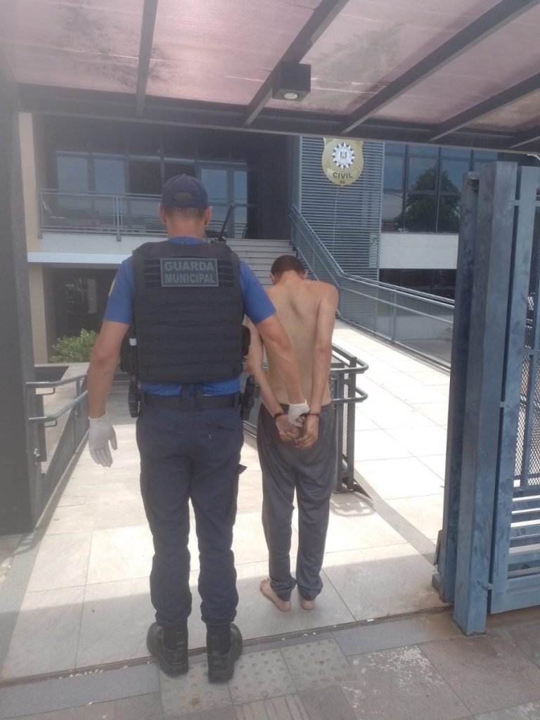 Homem é preso ao se banhar nu em chafariz em Santa Cruz