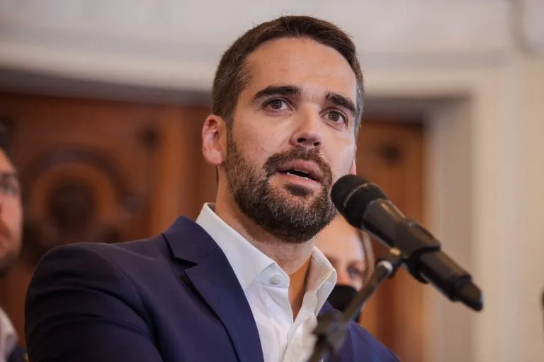 Leite encaminha reajuste de 6,27% no salário do magistério à Assembleia do RS