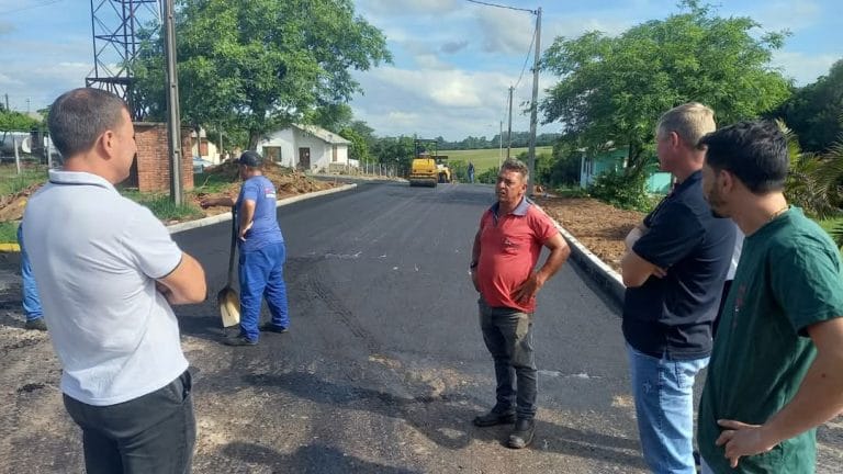 Pavimentação asfáltica do Loteamento  Arco Íris se encaminha para última etapa