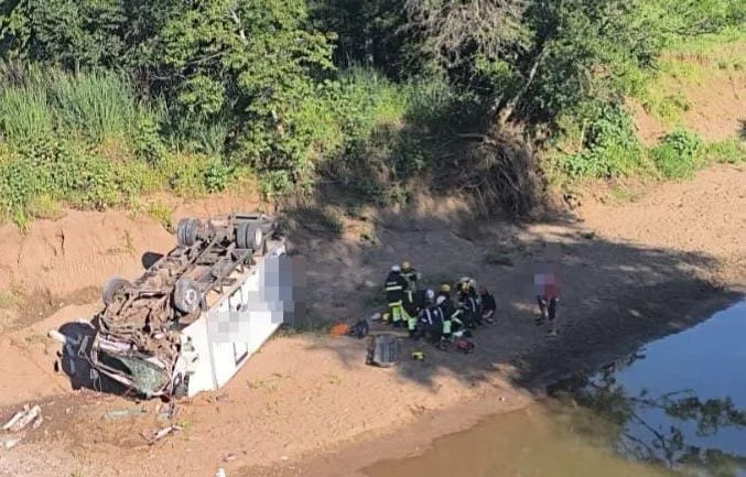 Caminhão colide em ponte e capota no Arroio Plums em Vera Cruz