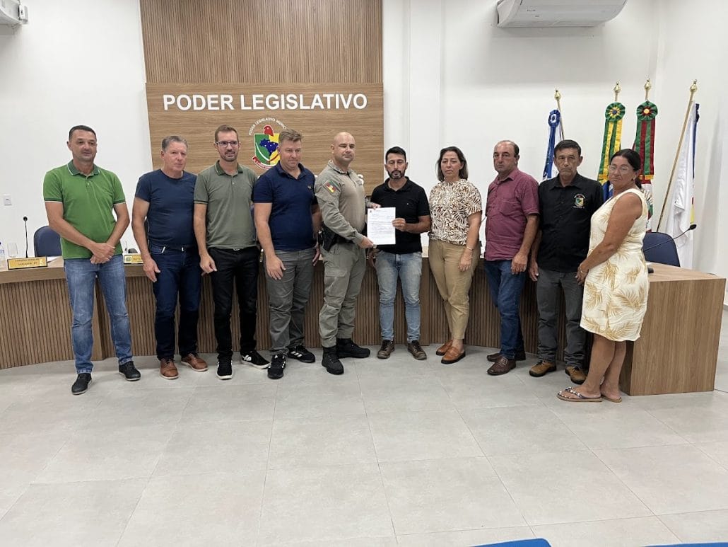 Tenente Anderson Velten Silva recebe Moção de Aplausos por sua ascensão na Brigada Militar 1 Tenente Anderson Velten Silva recebe Moção de Aplausos por sua ascensão na Brigada Militar