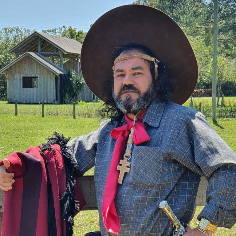 Baitaca sofre acidente de carro em estrada rural do RS