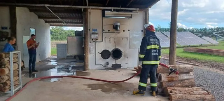 Bombeiros Voluntários de Passo do Sobrado combatem incêndio em estufa elétrica