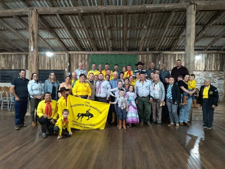 CTG Gaudérios da Querência reelege Tânia Kroth e presta homenagem a parceiros
