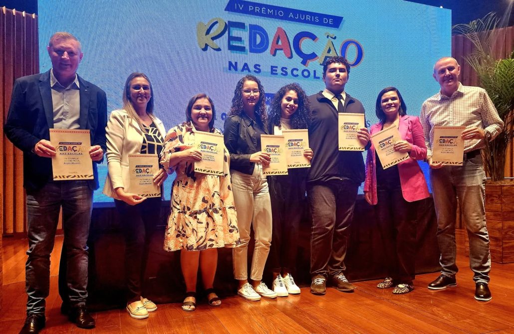 Prefeito Ricardo Froemming prestigia lançamento da revista da AJURIS e celebra premiação da estudante Isabela Thiesen Franke 4 Prefeito Ricardo Froemming prestigia lançamento da revista da AJURIS e celebra premiação da estudante Isabela Thiesen Franke