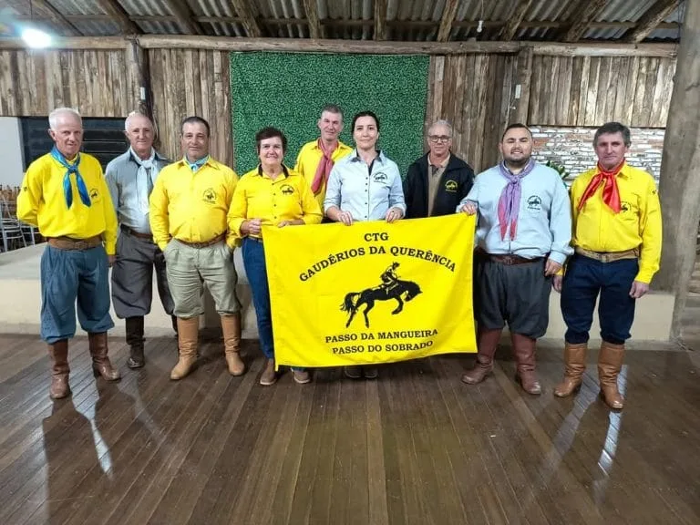 CTG Gaudérios da Querência entrega convite antes da aprovação oficial e homenageia personalidades com título de Membro Benemérito