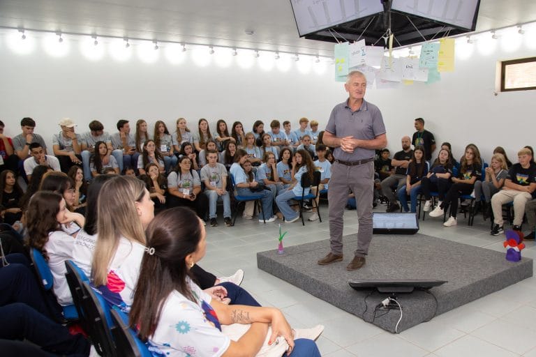 Estudantes de cooperativas escolares aprofundam
conhecimento sobre habilidades de cargos