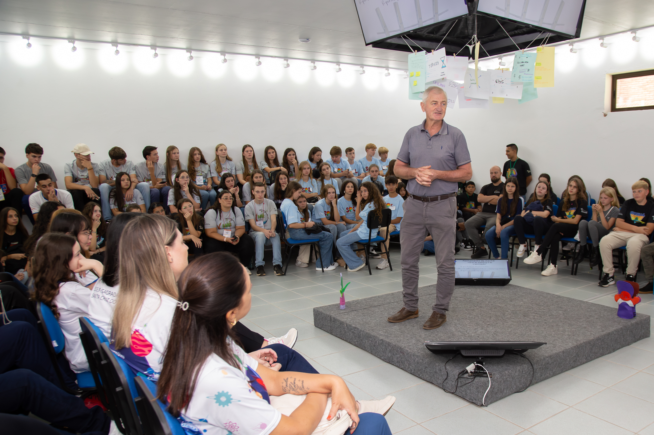 Estudantes de cooperativas escolares aprofundam conhecimento sobre habilidades de cargos