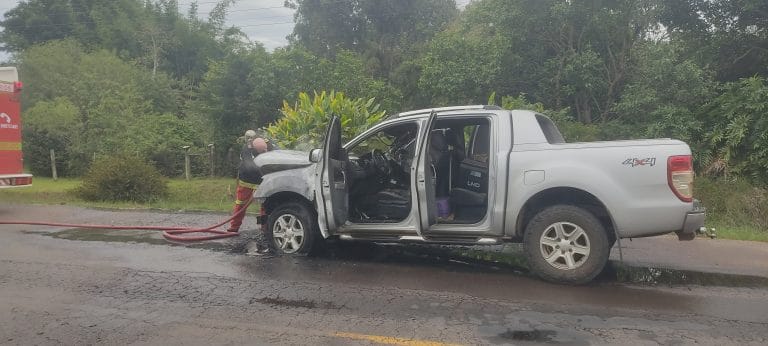 Caminhonete pega fogo na RS-405 em Taquari Mirim neste sábado