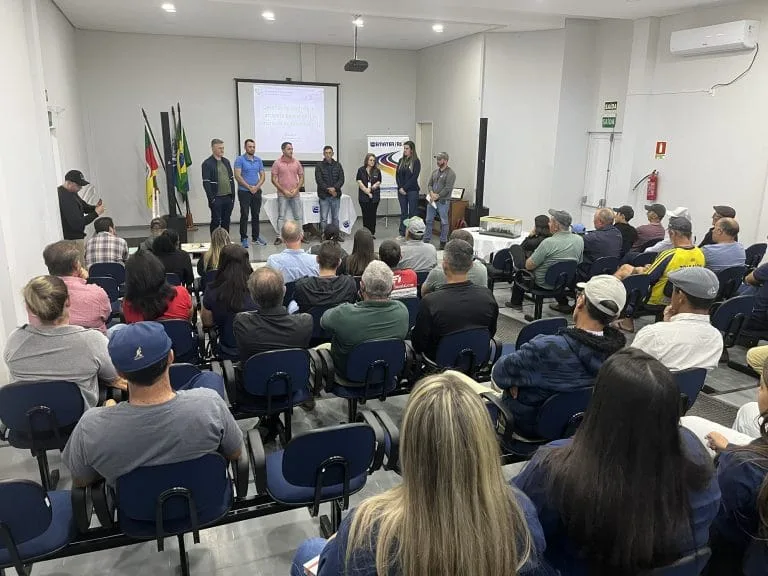 Encontro reúne produtores rurais em Passo do Sobrado para debater o controle do carrapato bovino diante da multirresistência