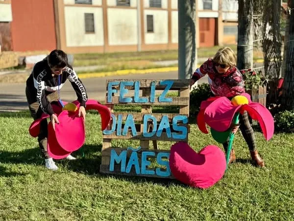 HOMENAGEM ÀS MÃES ENCANTA NOS TREVOS DA CIDADE