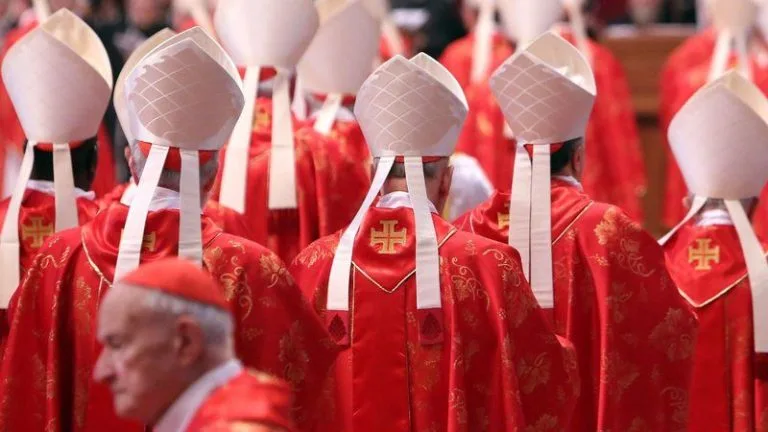 NOVO PAPA É ESCOLHIDO