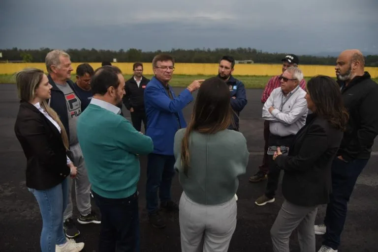 Prefeito Sérgio Moraes vistoria obra de recapeamento da pista do Autódromo