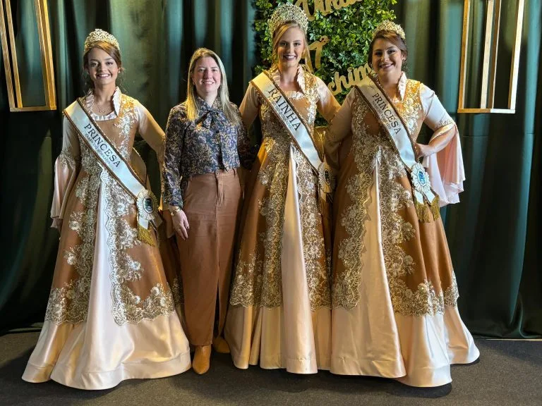 SOBERANAS ESTREIAM TRAJES E PARTICIPAM DO ENCONTRO ESTADUAL NA 17ª FENACHIM