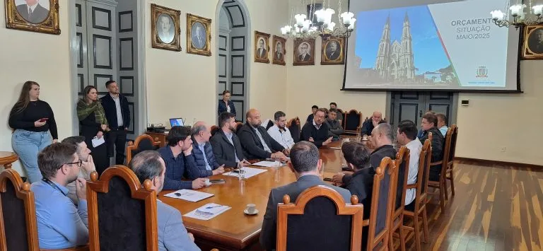 Prefeito e secretários chamam a atenção de vereadores para situação orçamentária crítica do município