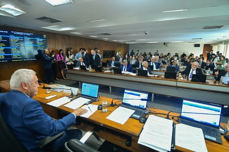 CCJ aprova fim da reeleição e unificação das  eleições; mandatos passam a ser de cinco anos
