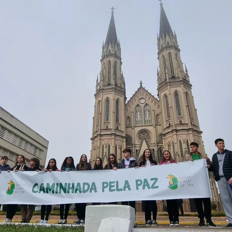 Caminhada pela Paz mobiliza
mais de mil estudantes