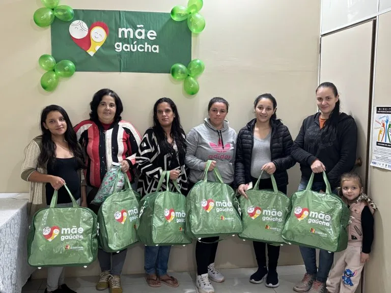 ASSISTÊNCIA SOCIAL ENTREGA KITS DE MATERNIDADE A GESTANTES DO PROGRAMA MÃE GAÚCHA