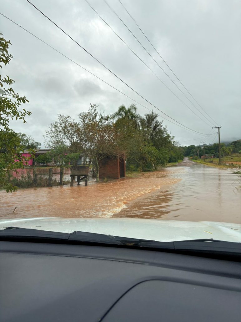 Fortes chuvas causam interrupções parciais em dois pontos do interior de Vale Verde