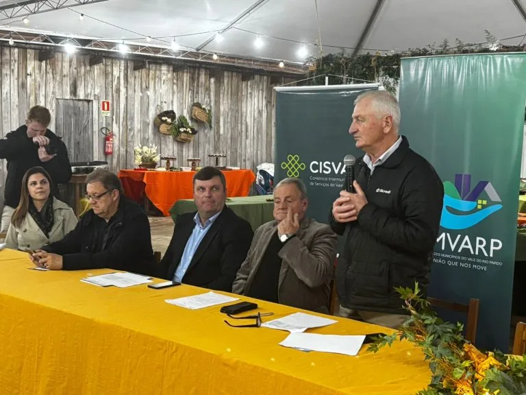 Sicredi oficializa doação das
estações meteorológicas ao Cisvale