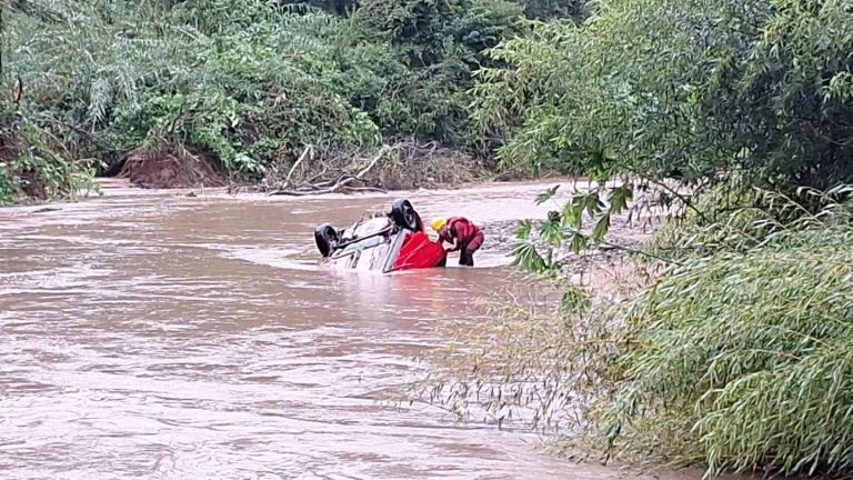 Corpos de duas vítimas são encontrados após carro ser arrastado pela correnteza em Candelária