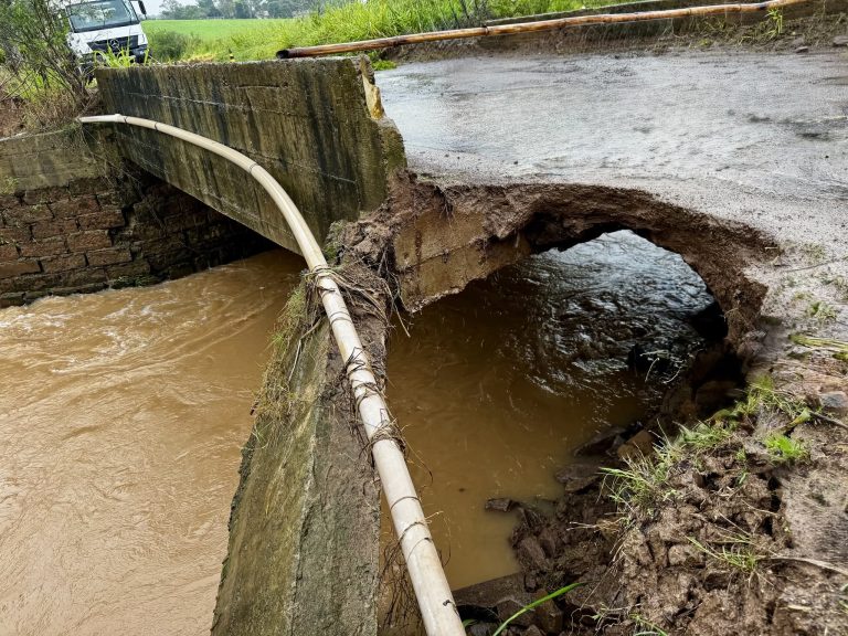 Ponte danificada interrompe trânsito em Passo da Mangueira e atrasa transporte escolar