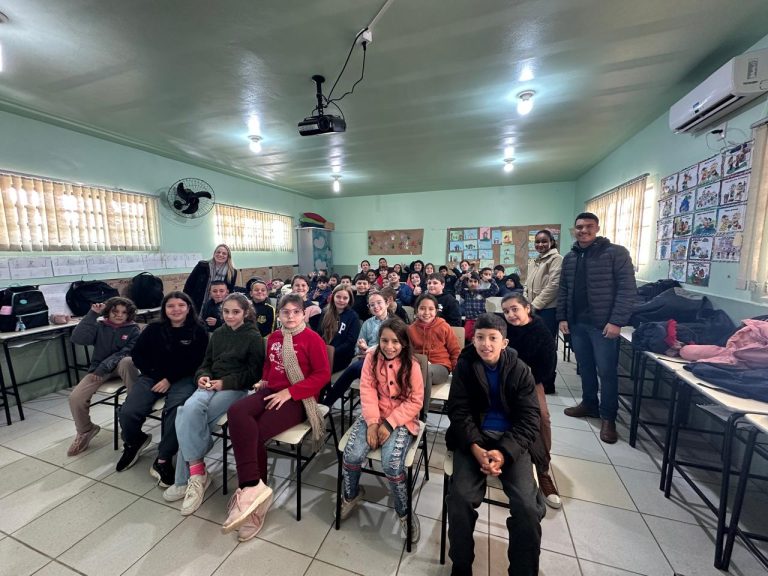 Alunos da Escola Nossa Senhora da Saúde participam de palestra sobre educação sanitária