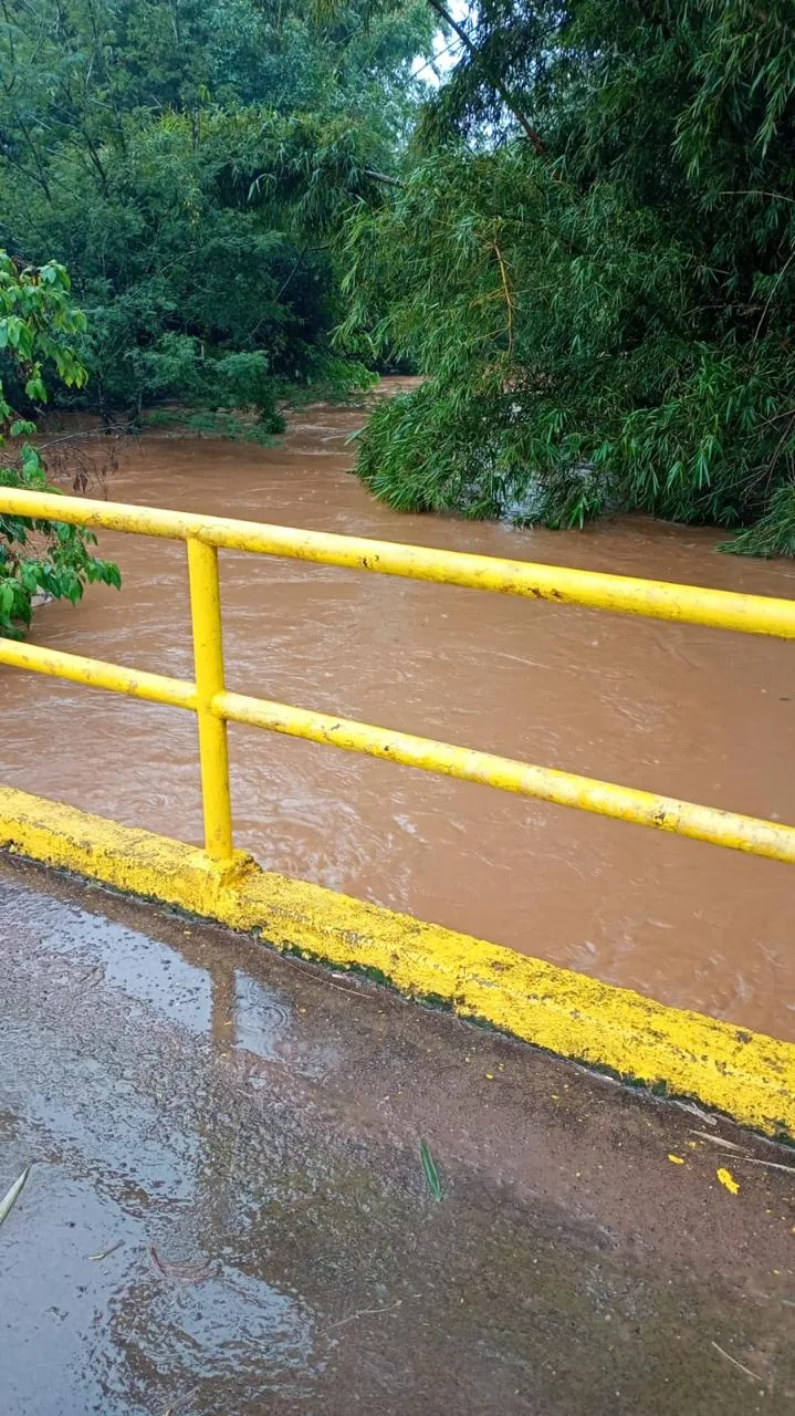 Chuva intensa causa transtornos e deixa em alerta municípios da região