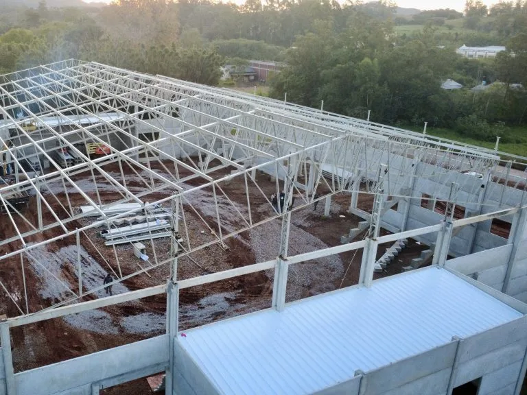 PREFEITO E VEREADORES ACOMPANHAM INSTALAÇÃO DAS TESOURAS NO POLIESPORTIVO