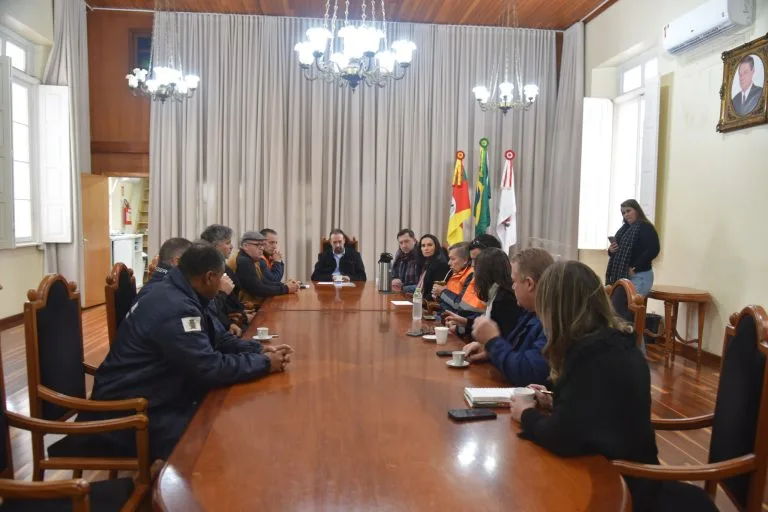 Prefeito Sérgio convoca reunião  para deixar equipes em alerta
