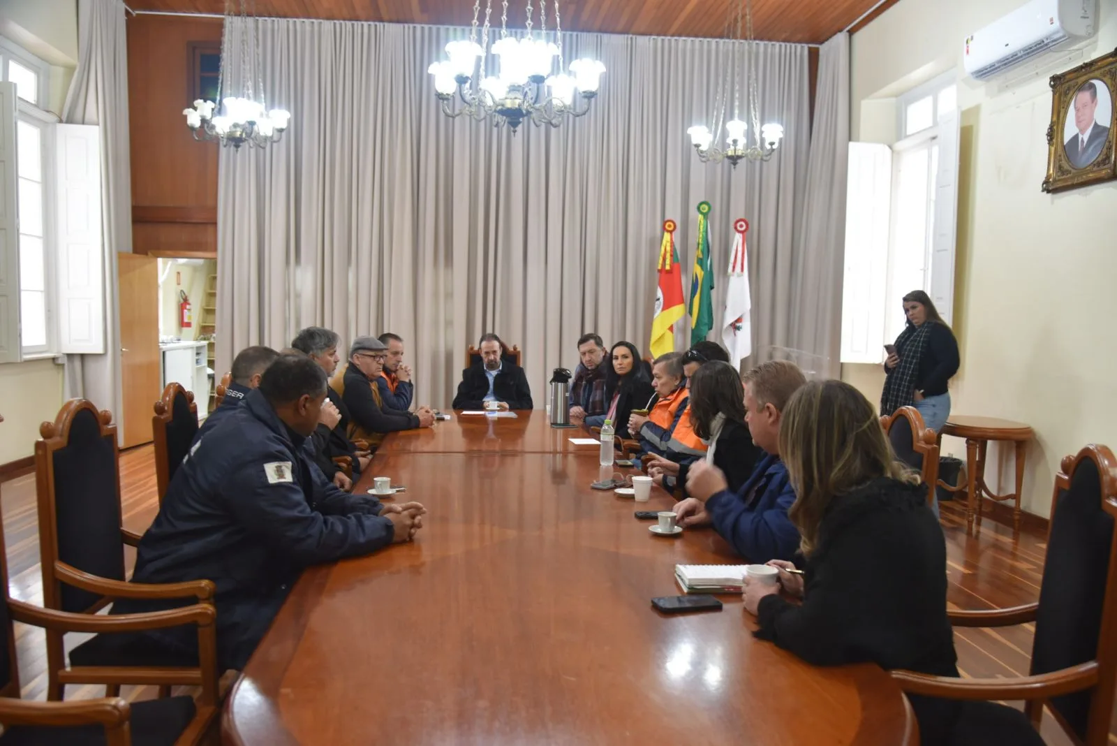 Prefeito Sérgio convoca reunião
para deixar equipes em alerta