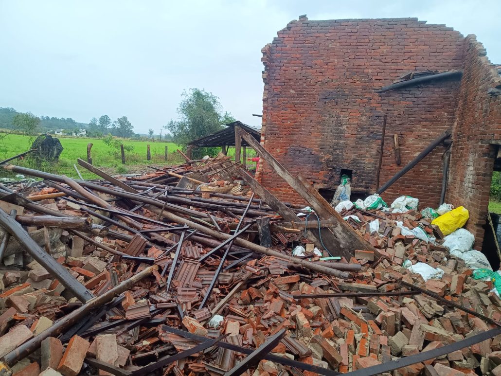 Chuva e vento causam prejuízo a produtor rural em Cerro da Boa Esperança, em Passo do Sobrado
