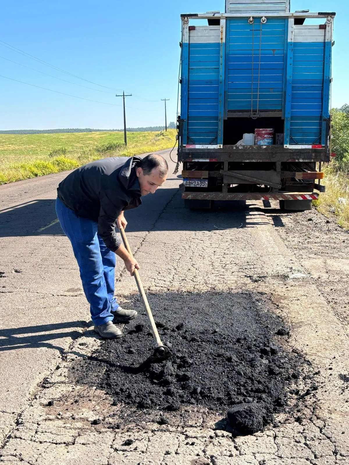 Cratera na RS-244 expõe abandono e mobiliza ex-prefeito a agir por conta própria