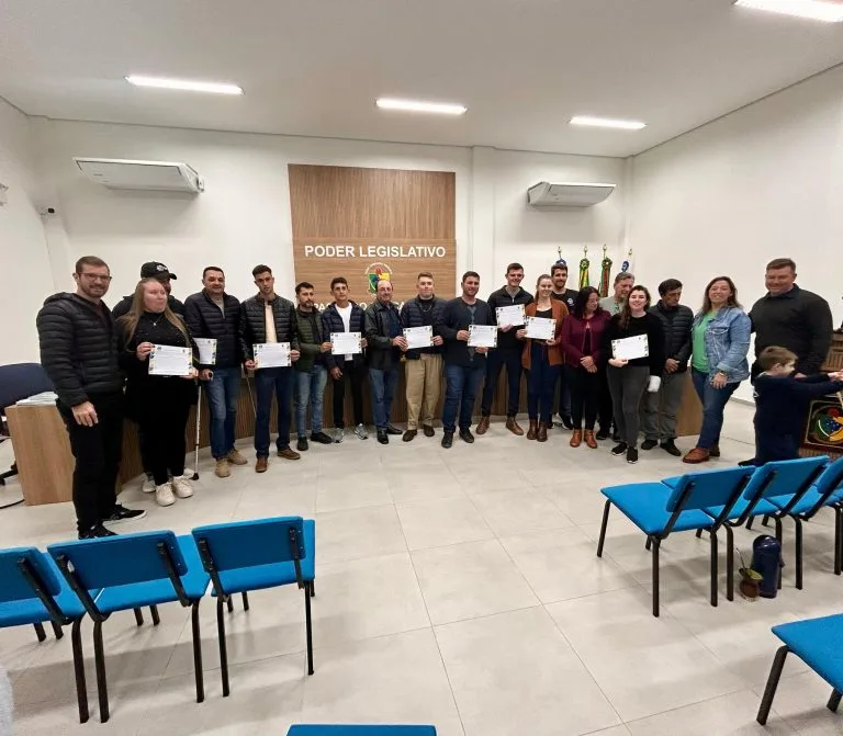 Câmara Municipal homenageia jovens agricultores durante a Semana da Juventude Rural