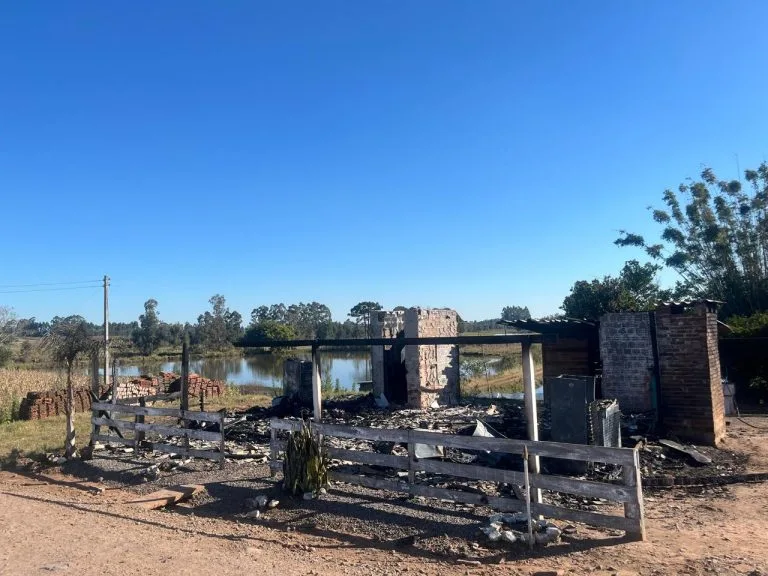 Incêndio destrói casa de casal no interior de Passo do Sobrado e mobiliza rede de solidariedade