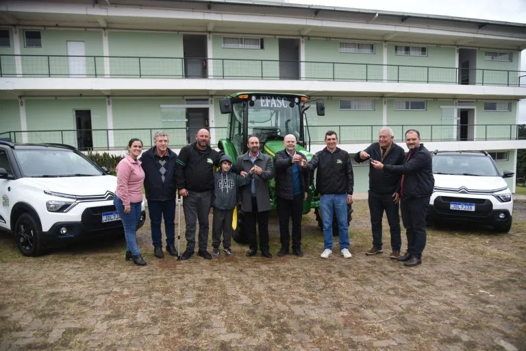 Prefeitura de Santa Cruz do Sul entrega veículos para a Escola Família Agrícola