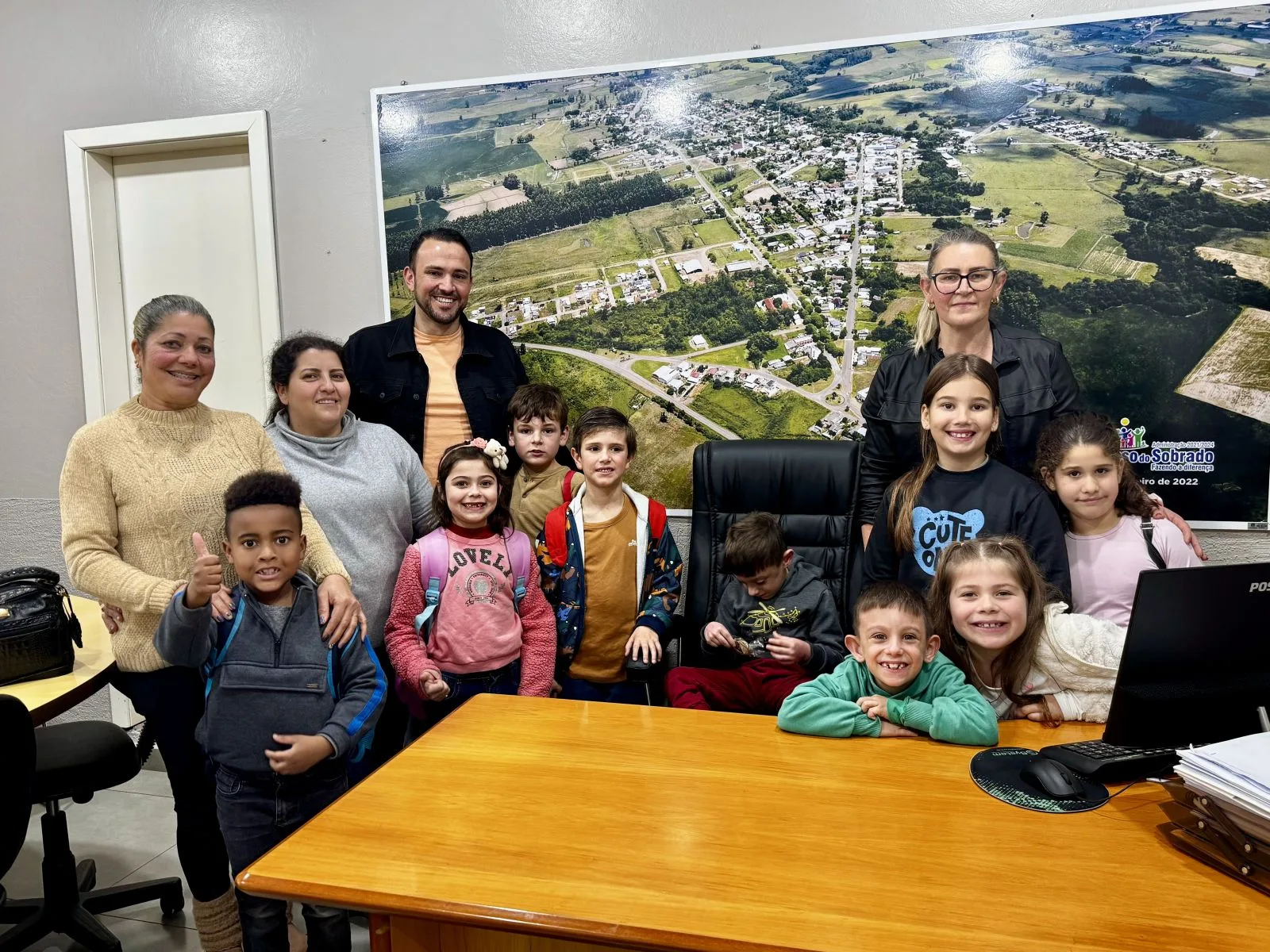 CRIANÇAS DA ESCOLA MUNICIPAL JOSÉ DE ANCHIETA VISITAM O GABINETE