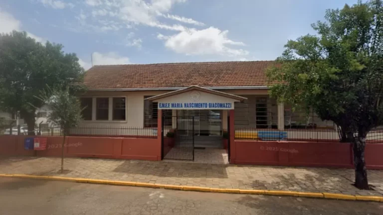 Adolescente invade sala de aula com facão, mata criança e fere outros três no RS