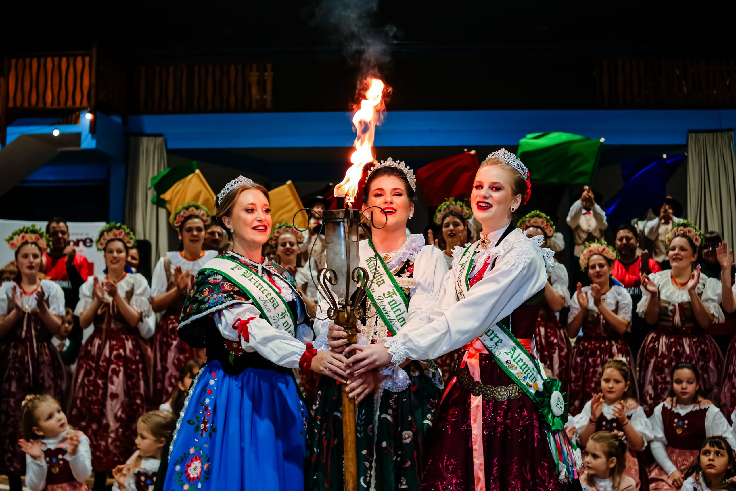Acendimento da Chama Folclórica marca início do  Festival Internacional de Folclore em Nova Petrópolis