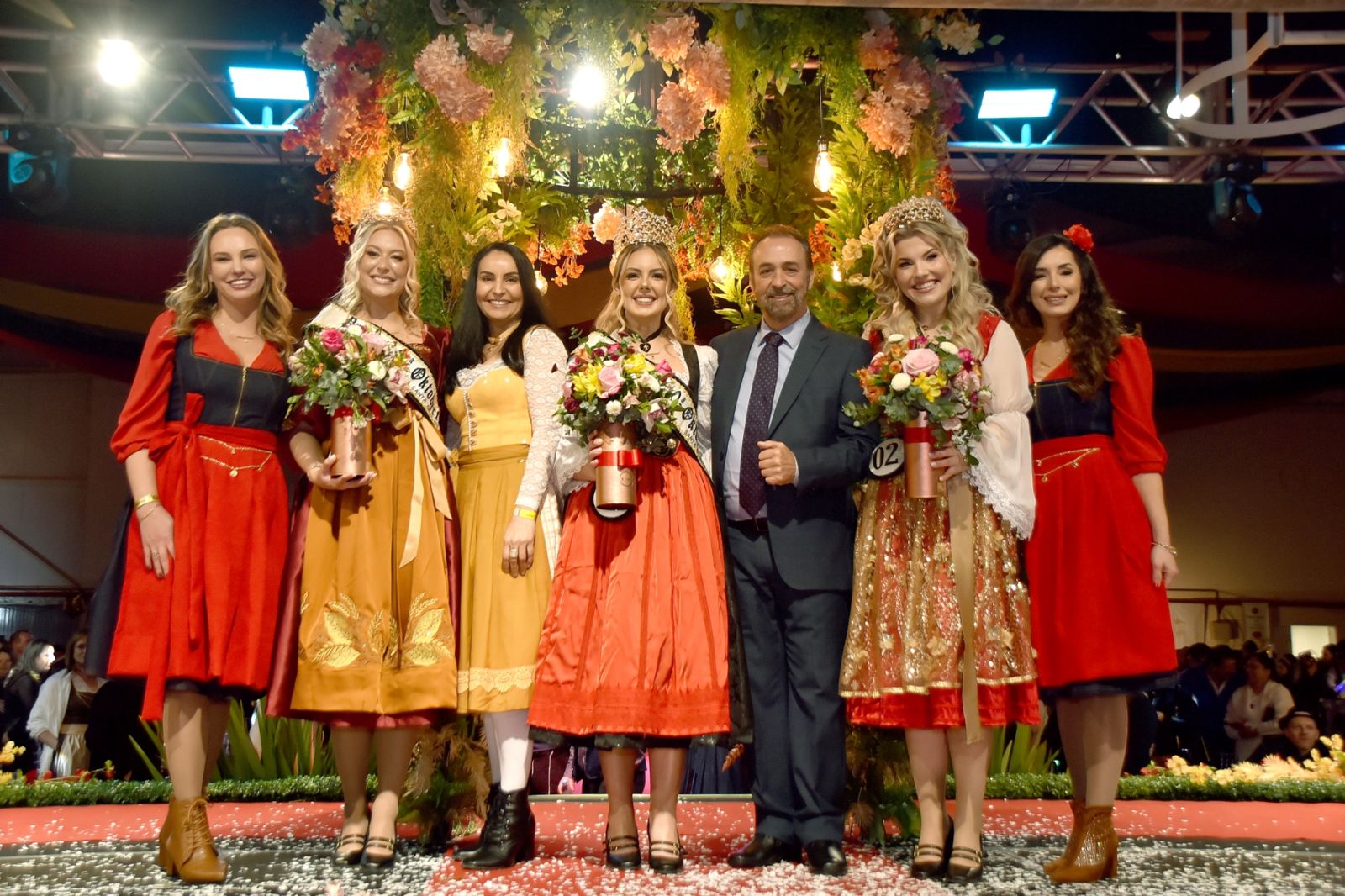 Rafaela, Amanda e Sofia são coroadas Soberanas da 40ª Oktoberfest de Santa Cruz do Sul