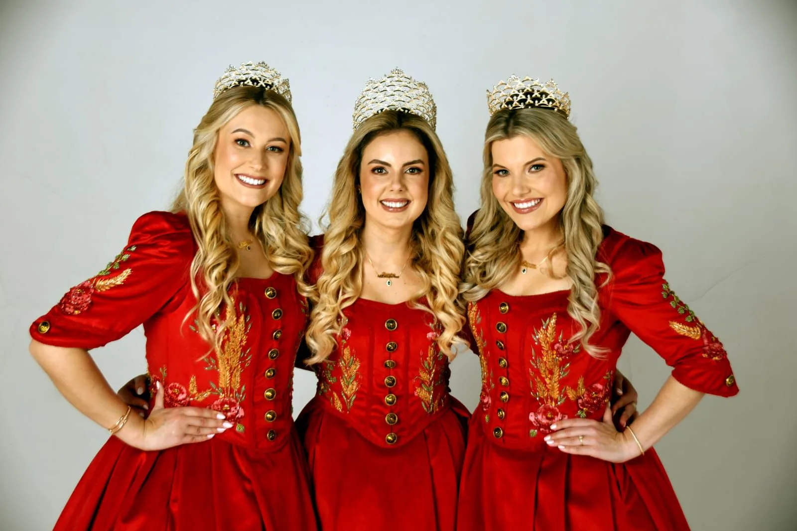 Trajes oficiais da 40ª Oktoberfest fazem releitura das primeiras edições em modelos luxuosos