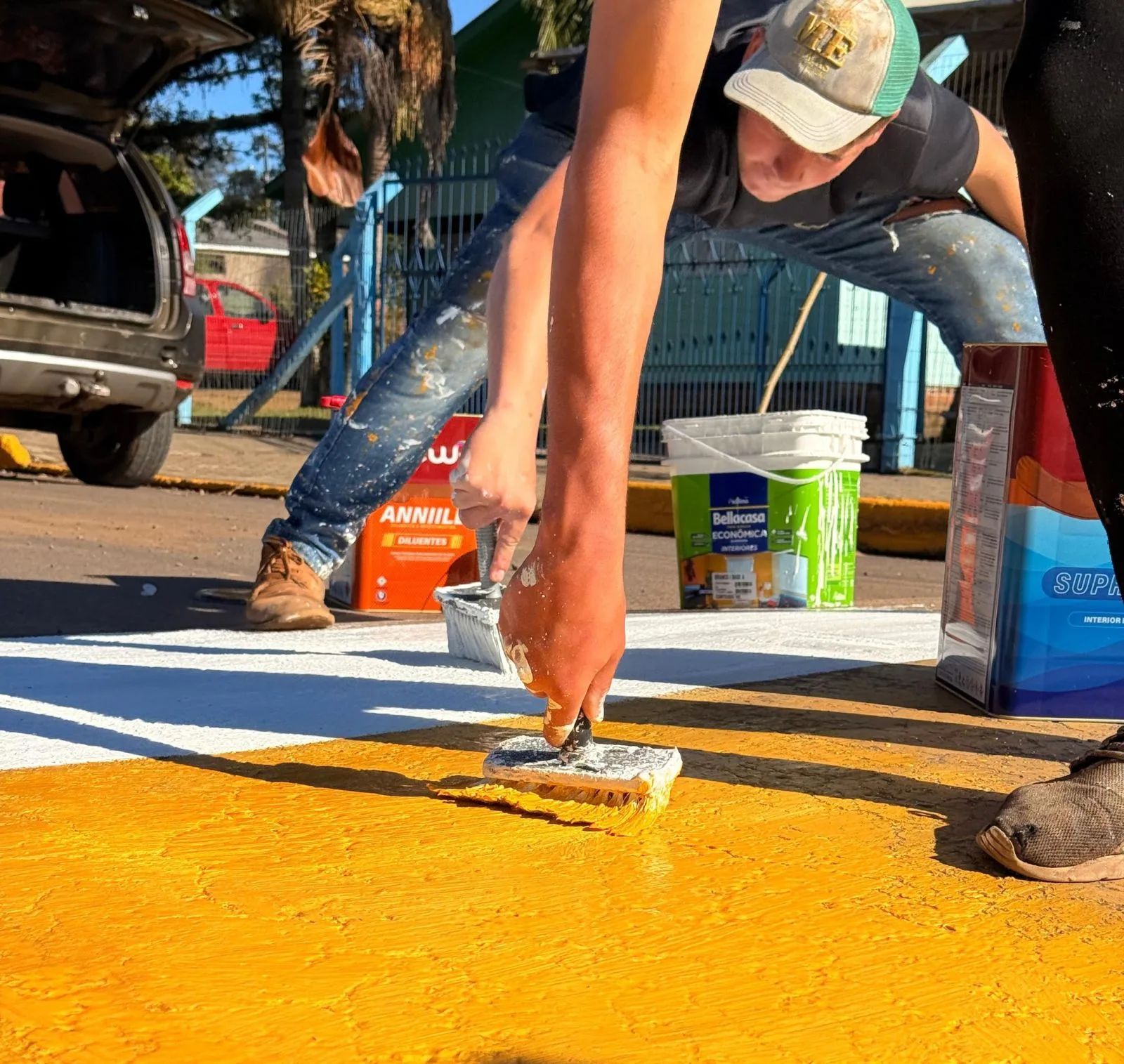 Prefeitura revitaliza pinturas de meio-fio,
faixas de pedestres e quebra-molas em Vale Verde
