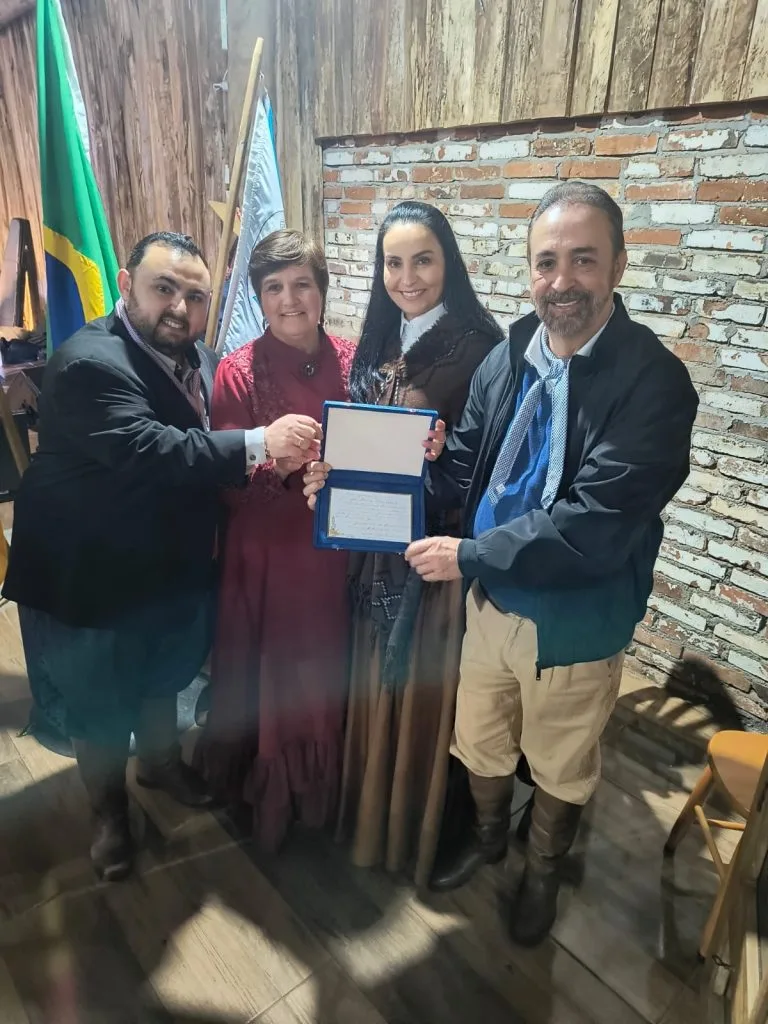 Sérgio Moraes é homenageado como membro benemérito do CTG Gaudérios da Querência