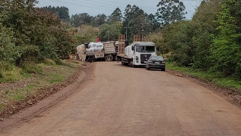 Carreta fica atravessada e bloqueia estrada em Passo da Mangueira