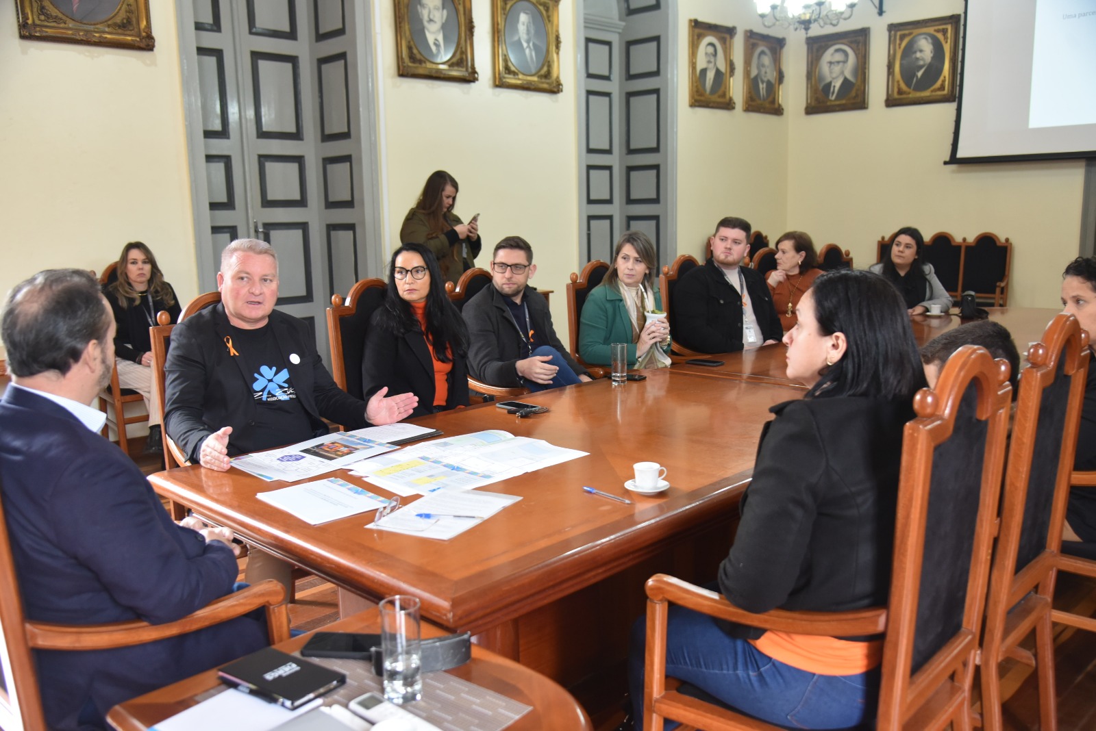 Autismo: Luz Azul apresenta ao prefeito projeto de construção de sede própria